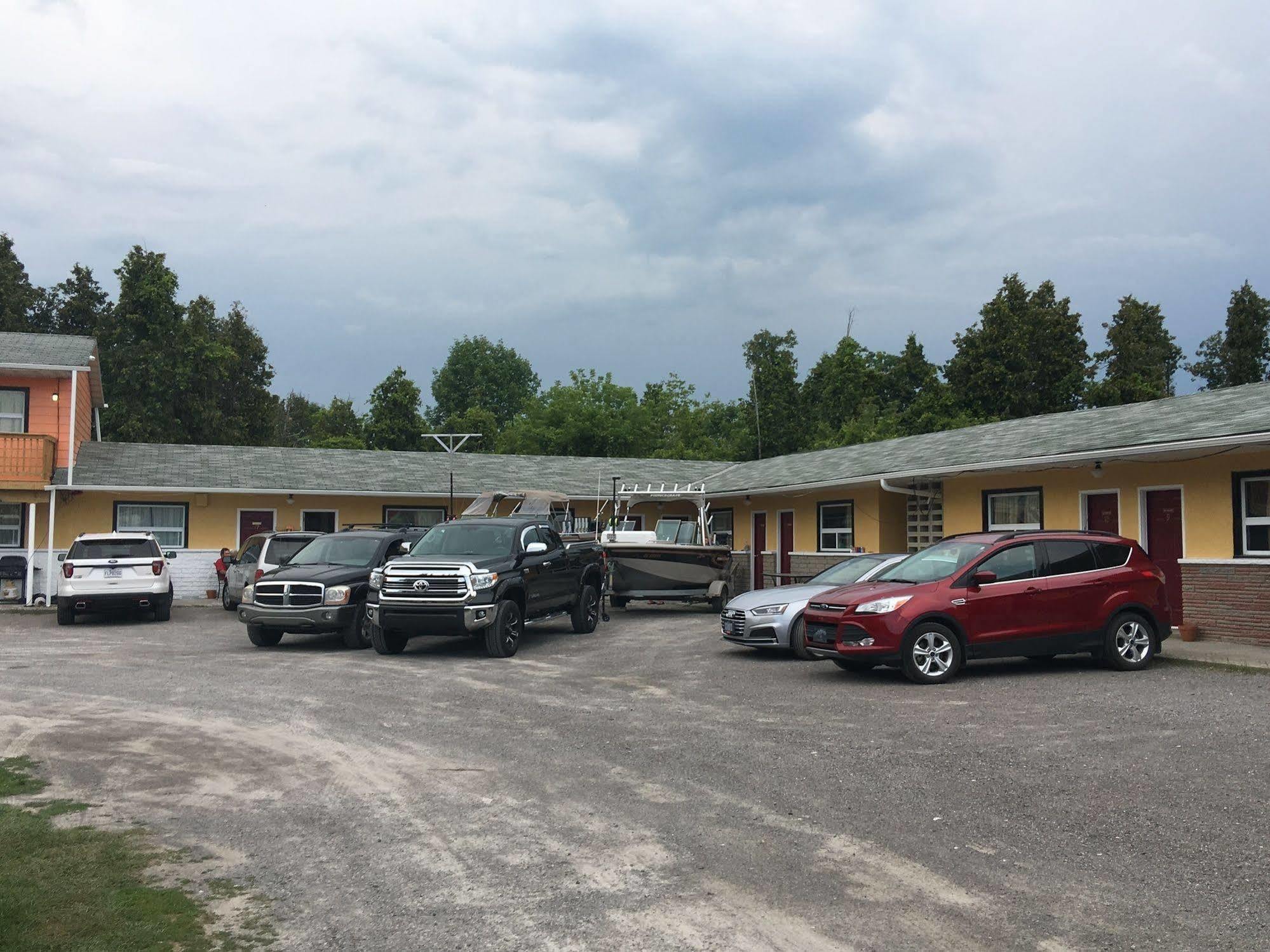 Knights Inn Кобург Екстериор снимка